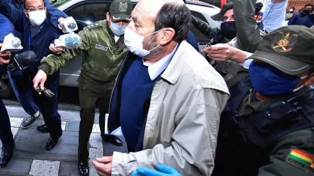 El exminsitro de Salud Marcelo Navajas es llevado a una audiencia cautelar el miércoles en La Paz.