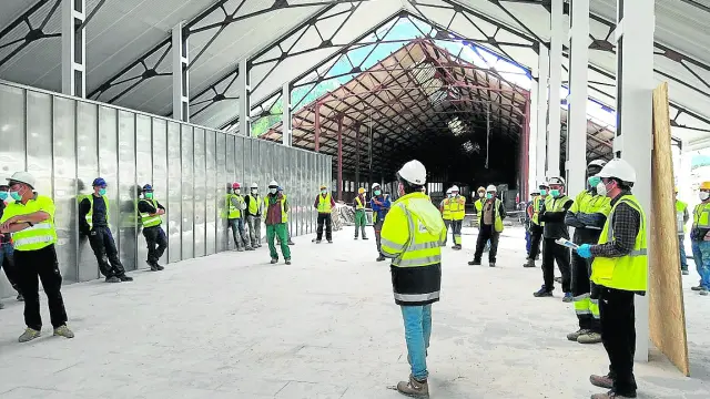 Los trabajadores de la UTE reciben una charla de las medidas en la nueva estación de Canfranc.