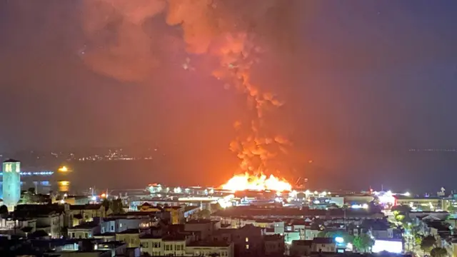 Un incendio destruye parte del histórico muelle de Pescadores de San Francisco