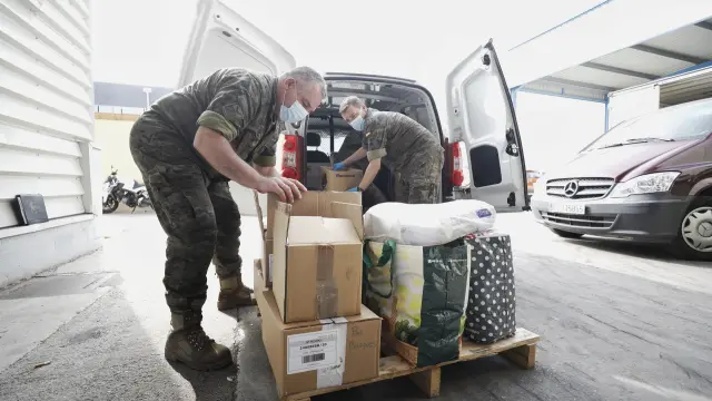 Militares del Ejércuito de Tierra descargan los kilos de comida esta mañane en las dependencias de Banco de Alimentos en Mercazaragoza.