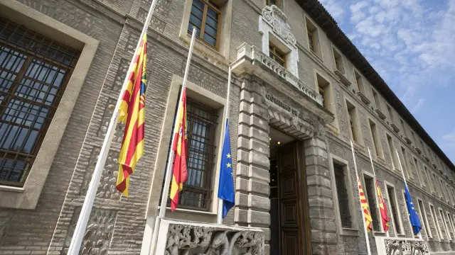 Banderas a media asta en la sede del Gobierno de Aragón.
