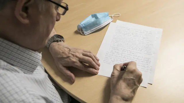 Jesús Soto, presidente de Atades, firma la carta de recuerdo a los residentes fallecidos.