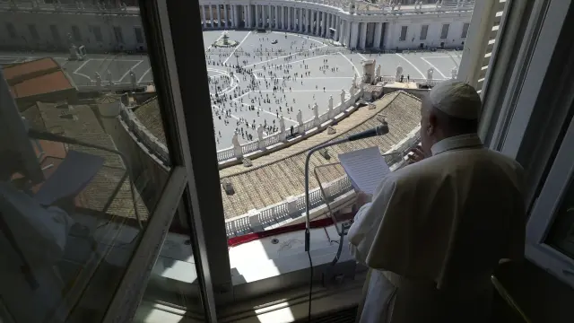 Vatican City (Vatican City State (holy See)), 31/05/2020.- A handout picture provided by the Vatican Media shows Pope Francis leading the 'Regina Coeli' prayer from the window of the Apostolic Palace overlooking Saint Peter's square at the Vatican City, 31 May 2020. (Papa) EFE/EPA/VATICAN MEDIA HANDOUT HANDOUT EDITORIAL USE ONLY/NO SALES Pope Francis leads the Regina Coeli prayer