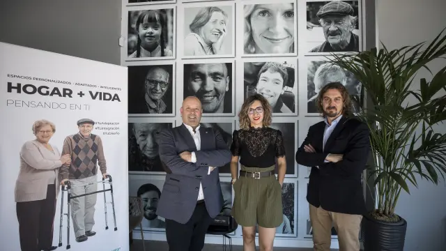 Javier Tomas Moros con la terapeuta Sanda Abad y el director comercial José Ramón Amo
