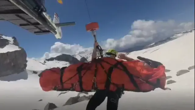 Evacuación de uno de los esquiadores heridos en la Brecha de Rolando.