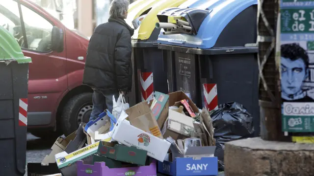 Una persona buscando entre unos contenedores en Zaragoza