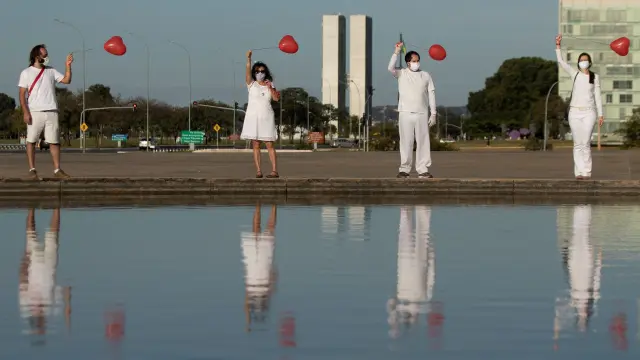 Artistas presentan performance en honor a víctimas del covid19 en Brasilia