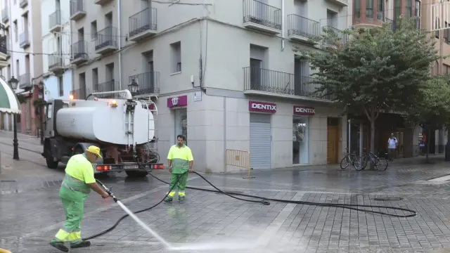 Trabajadores del servicio de limpieza viaria de Huesca, que presta Grhusa.