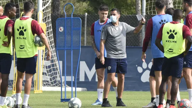 Míchel Sánchez da instrucciones a sus jugadores en la jornada de este miércoles.