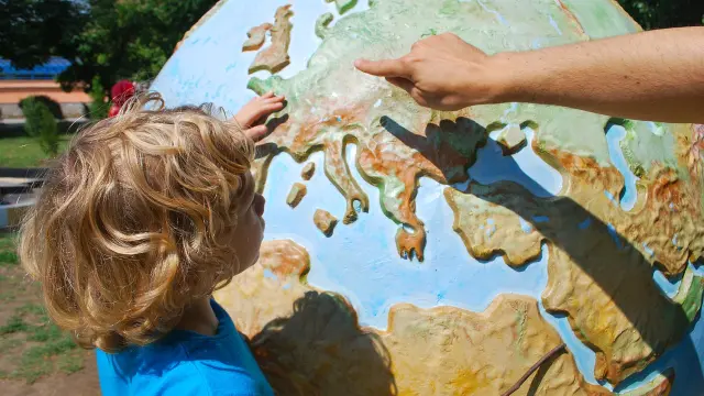 Niño con un mapa del mundo.