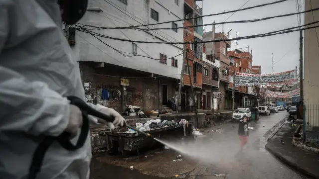Desinfección contra el coronavirus en barrio de Buenos Aires
