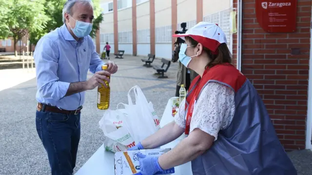 Visita del alcalde de Zaragoza a la campaña de recogida de comida del Banco de Alimentos