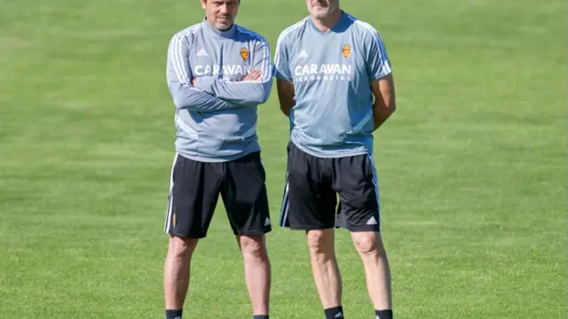 José Luis R. Loreto, junto a Víctor Fernández, observando con atención el entrenamiento del equipo.