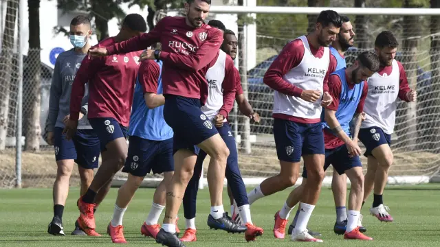 Futbolistas de la SD Huesca, durante el entrenamiento de este miércoles.