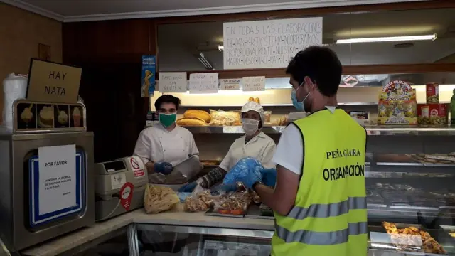 En su día, el Ayuntamiento de Huesca ya repartió kits de protección a 240 comercios de la ciudad con la ayuda de los voluntarios de Peña Guara.