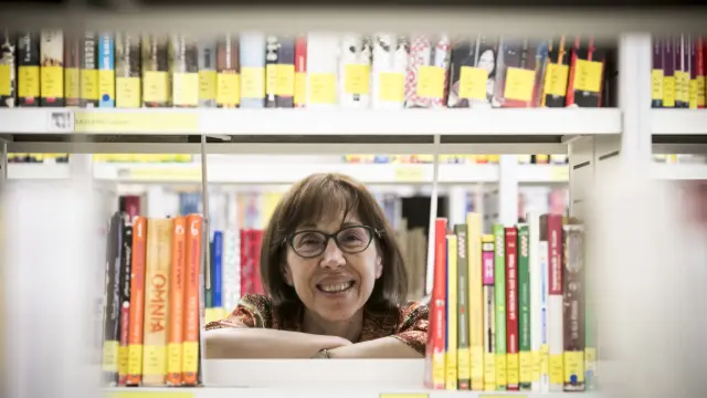 Rosario Fraile, directora de la Biblioteca de Aragón desde el pasado mes de febrero, entre las estanterías del centro.