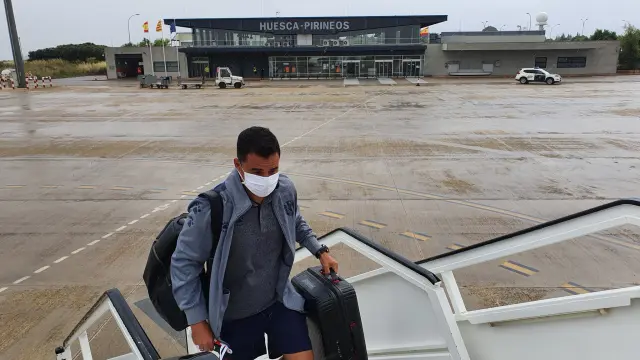 Míchel Sánchez sube al avión que ha llevado a la SD Huesca a Málaga.