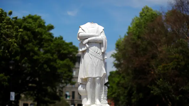 Estatua de Colón decapitada en Boston
