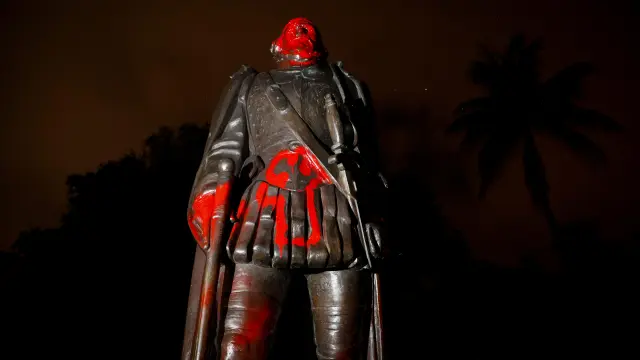 Estatua de Colón pintada de rojo en Miami