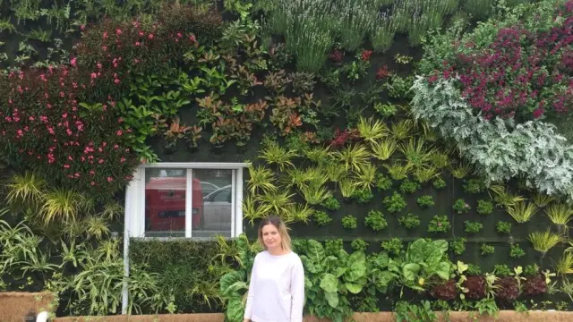 Sandra Rebollo, frente al jardin vertical de Viveros Aznar