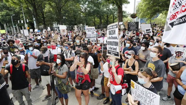 Atlanta (United States), 13/06/2020.- Protesters march near the Georgia Capitol after an overnight Atlanta Police Department officer-involved shooting which left a black man dead at a Wendy's restaurant in Atlanta, Georgia, USA, 13 June 2020. The Georgia Bureau of Investigation (GBI) is probing the shooting death of Rayshard Brooks, 27, after a reported struggle with officers ensued during which a Taser was used late 12 June 2020. The investigation by the GBI into the police involved shooting is the 48th in Georgia the agency has been asked to look into during 2020. (Protestas, Estados Unidos) EFE/EPA/ERIK S. LESSER Black man shot and killed during incident with the Atlanta Police Department