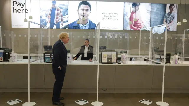 Boris Johnson este domingo durante una visita al centro comercial Westfield en Londres.