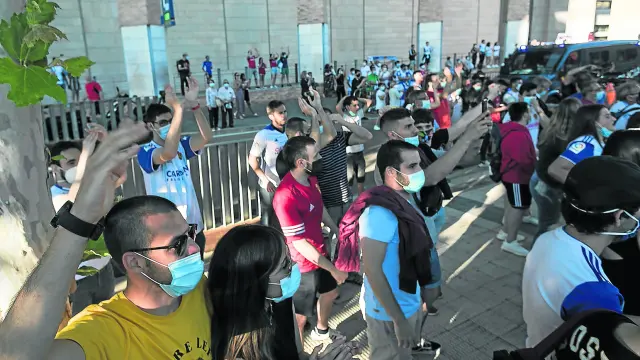 Decenas de aficionados zaragocistas se congregaron en el exterior de La Romareda para recibir a los jugadores.