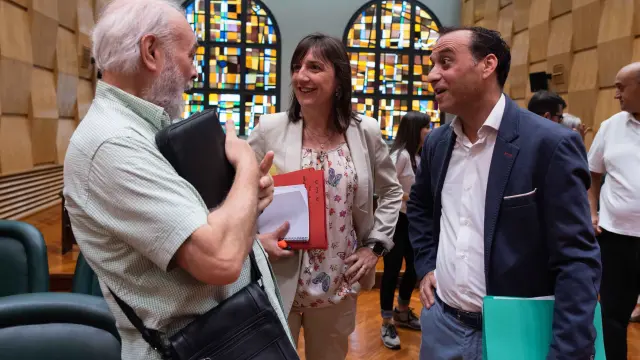 Ignacio Magaña, a la derecha, junto a la portavoz socialista, Lola Ranera, en el Ayuntamiento.