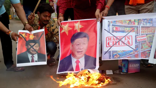 Manifestantes queman retratos del presidente chino, Xi Jinping, este martes en Bhopal (la India), después de que la muerte de militares indios en un choque fronterizo entre la India y China.