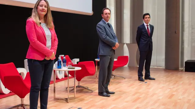 Laura Velasco, del Área de Mercados del Santander, junto a los analistas de la entidad Pablo Rodríguez-Arias y Gerardo Puerta.