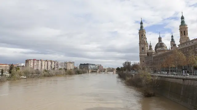 El río Ebro, a su paso por Zaragoza durante la avenida ordinaria de diciembre de 201