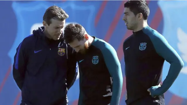 Juan Carlos Unzué conversa con Messi en su etapa en el Barcelona.