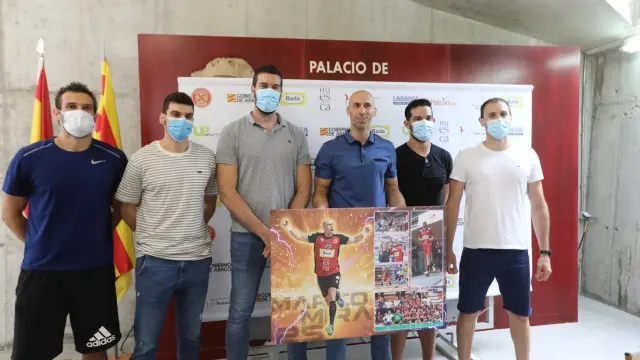 Marco Mira, acompañado por varios de sus compañeros en el Bada Huesca, tras anunciar su retirada.