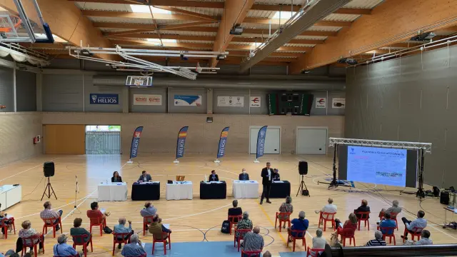 Asamblea de socios en el Centro Natación Helios, en Zaragoza