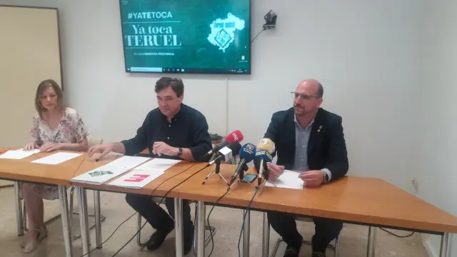 El diputado y los senadores de Teruel Existe, en la rueda de prensa ofrecida en la nueva sede.