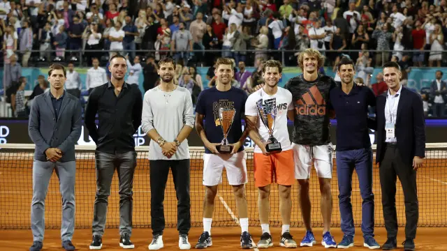 Troicki junto a otros tenistas