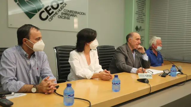 José Fernando Luna, presidente de los empresarios de la provincia de Huesca (segundo por la derecha), ha comparecido este jueves junto a otros tres vicepresidentes de CEOS-Cepyme.