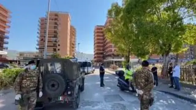 El Ejército ha tomado las calles de Mondragone para controlar el brote