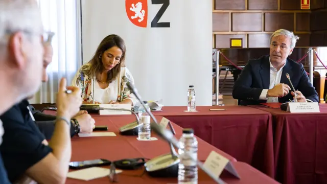 María Navarro y Jorge Azcón, ayer en el encuentro con los agentes económicos y sociales.