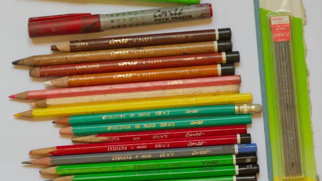 Surtido de lapiceros y lápices de colores Conté.