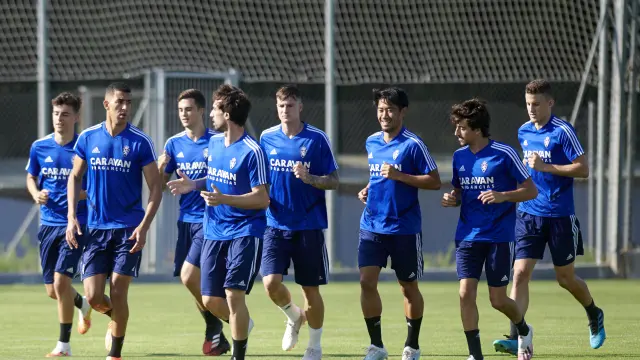 La plantilla del Real Zaragoza en el entrenamiento de ayer, el último antes de jugar esta tarde en Montilivi.