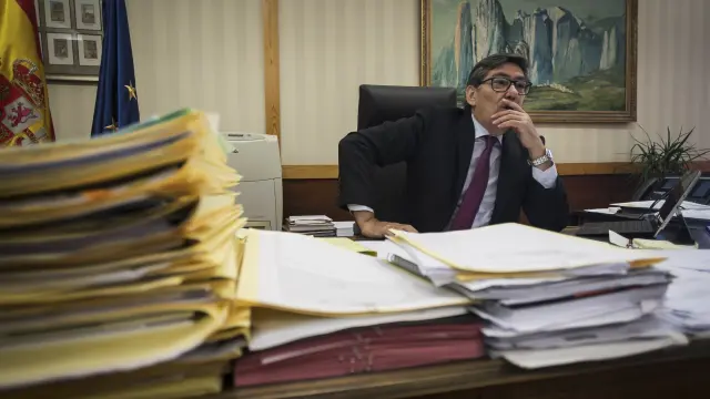 El vicepresidente aragonés, Arturo Aliaga, en la mesa de su despacho, el pasado jueves.