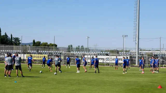 Jugadores y técnicos del Real Zaragoza en el último entrenamiento del equipo en la Ciudad Deportiva.