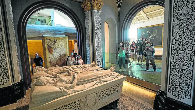 Reapertura el mausoleo de los amntes de Teruel. Turistas. Foto Antonio Garcia/Bykofoto. 01/07/20 [[[FOTOGRAFOS]]]