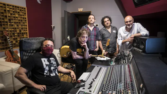 Gabriel Sopeña, a la derecha, en los estudios Luna Nueva junto a los músicos que están grabando el nuevo disco.