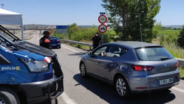 Un control de los Mossos en la rotonda de Soses, a pocos kilómetros de Fraga, que da acceso a la autopista AP-2.