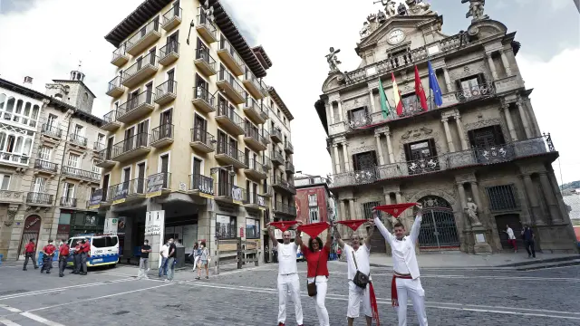 Un grupo de personas posan con sus pañuelos alzados en la Plaza del Ayuntamiento este lunes, día en el que se habría lanzado el chupinazo.