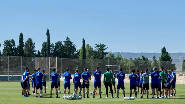 Imagen de la larga charla llevada a cabo por Víctor Fernández con la plantilla al inicio del entrenamiento de este martes, posterior a la derrota por 2-4 ante el Rayo Vallecano.