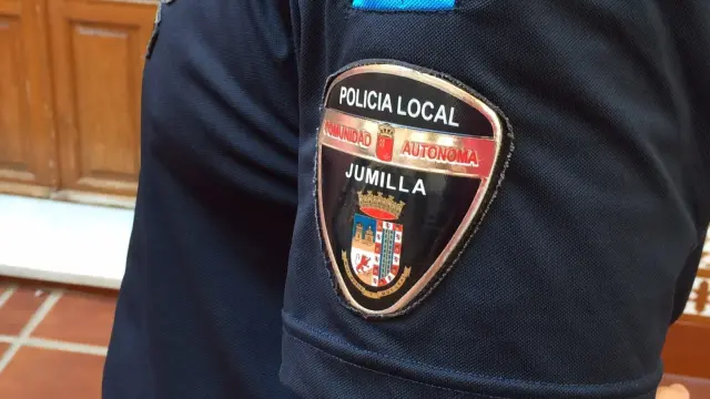 Una patrulla de la policía local de Jumilla asistió a la joven.
