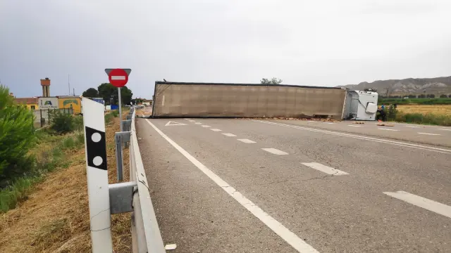 Cortada la N-II, a su paso por Osera de Ebro, tras volcar un camión